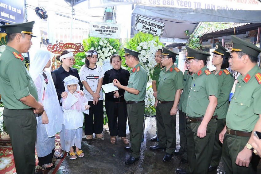 Lãnh đạo Công an Đồng Nai thăm hỏi người thân gia đình anh Phúc.