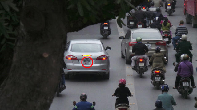 Theo Luật sư Trương Anh Tú (Văn phòng Luật sư Trương Anh Tú - Đoàn Luật sư TP Hà Nội), không phải tất cả các xe biển xanh, biển đỏ đều được quyền ưu tiên. Điều 22 khoản 2 và khoản 1 các điểm a, b, c Luật giao thông đường bộ 2008 quy định: Xe chữa cháy đi làm nhiệm vụ; Xe quân sự, xe công an đi làm nhiệm vụ khẩn cấp, đoàn xe có xe cảnh sát dẫn đường; Xe cứu thương đang thực hiện nhiệm vụ cấp cứu khi đi làm nhiệm vụ phải có tín hiệu còi, cờ, đèn theo quy định; không bị hạn chế tốc độ; được phép đi vào đường ngược chiều, các đường khác có thể đi được, kể cả khi có tín hiệu đèn đỏ và chỉ phải tuân theo chỉ dẫn của người điều khiển giao thông.