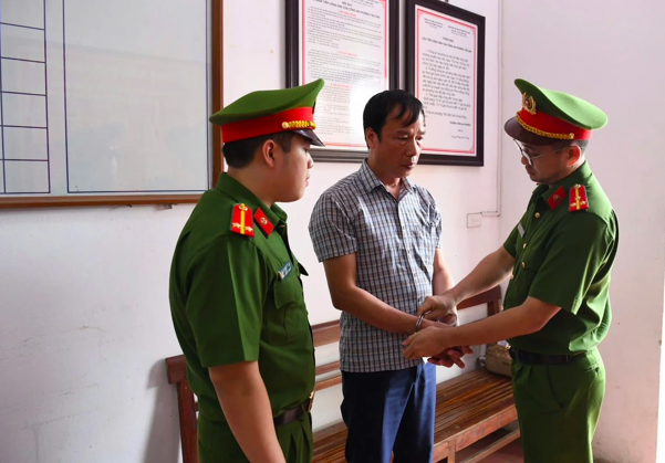 Ông Văn Mạnh Thắng, Chủ tịch UBND xã Thạch Khoán bị bắt về tội “Thiếu trách nhiệm gây hậu quả nghiêm trọng”. Ảnh; Công an Phú Thọ.