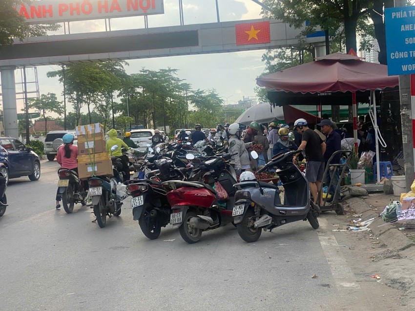 Nhiều sạp hoa quả chiếm dụng lòng đường làm nơi buôn bán khiến giao thông hỗn loạn.