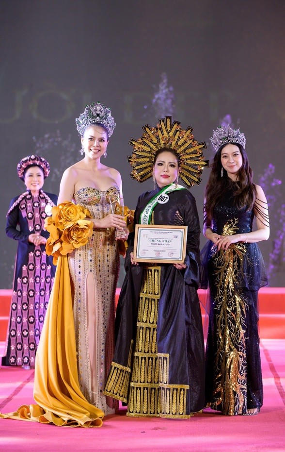 Cùng với danh hiệu Hoa hậu đại sứ du lịch Hoa hậu Doanh nhân Hoàn vũ Việt Nam 2025, Nguyễn Thụy Lê Thùy giành giải thưởng phụ Người đẹp áo dài.