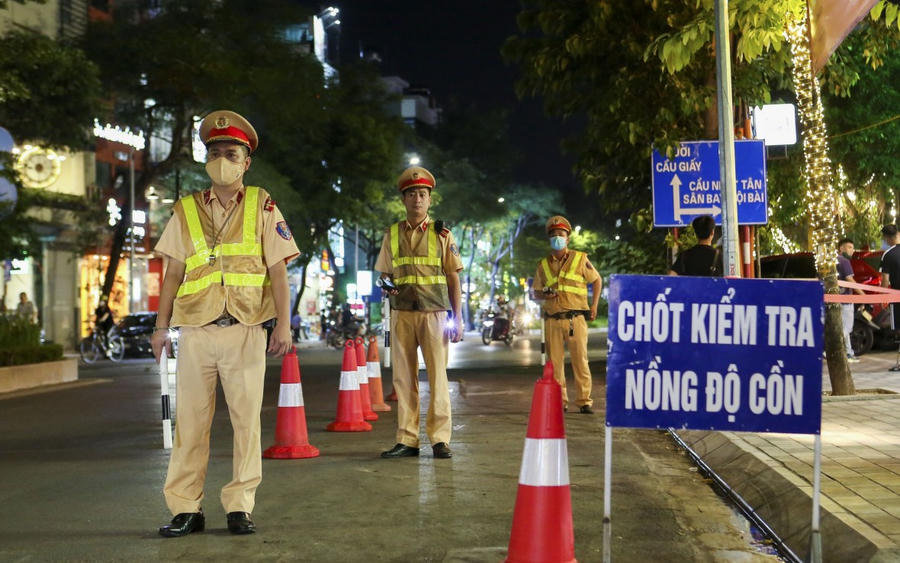 Cảnh sát giao thông Hà Nội tăng cường kiểm tra nồng độ cồn người tham gia giao thông dịp nghỉ Lễ Giỗ tổ Hùng Vương. (Ảnh minh họa)