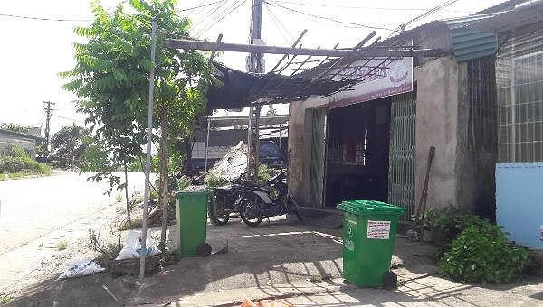 Gói thầu cung cấp thiết bị thu gom rác đã thực hiện xong (trong ảnh là các thùng rác màu xanh thay vì màu vàng theo hợp đồng).