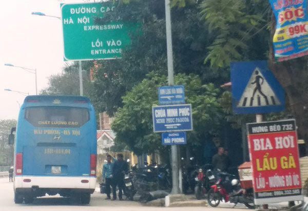 Khu vực lối rẽ lên cao tốc Hà Nội - Hải Phòng trên đường 353 trở thành bến cóc của nhiều hãng xe khách.