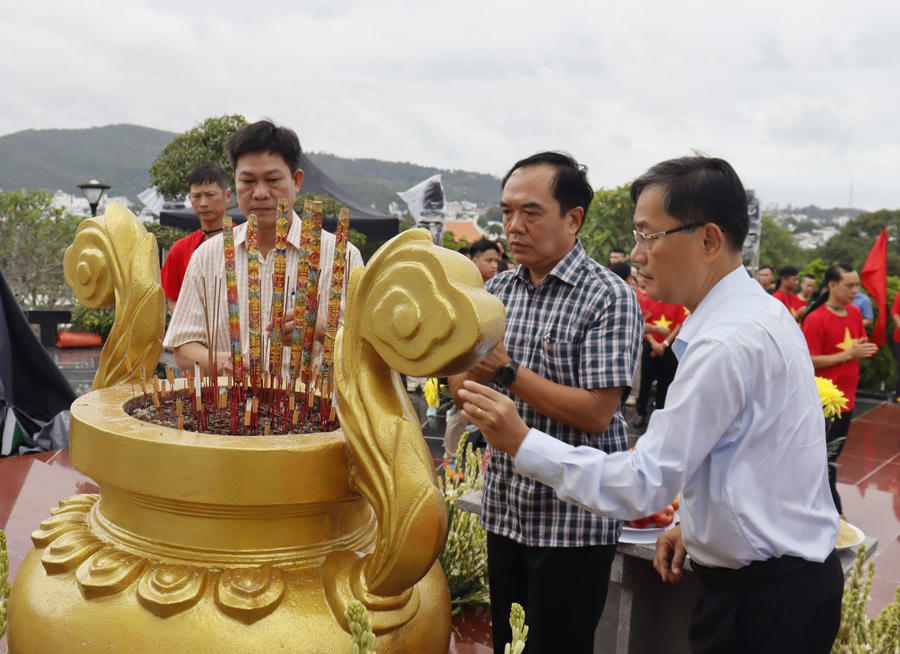 Chủ tịch UBND tỉnh An Giang Hồ Văn Mừng cùng đoàn công tác dâng hương tri ân, tưởng nhớ các anh hùng liệt sĩ (Ảnh: An Di)