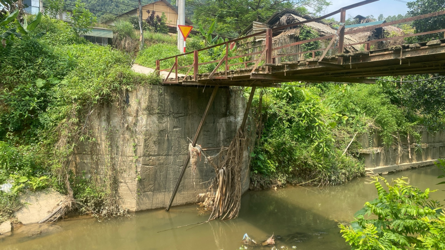 Hai bên mố cầu hàng năm bị nước lũ làm hư hỏng.