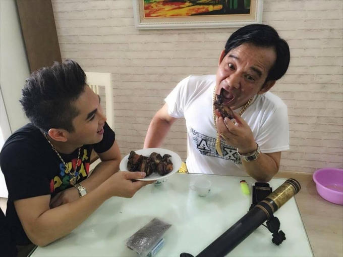 Ca sỹ Du Thiên, nghệ sỹ Quang Tèo trong cảnh ăn nhầm thịt chuột. (Ảnh: Minh Long).