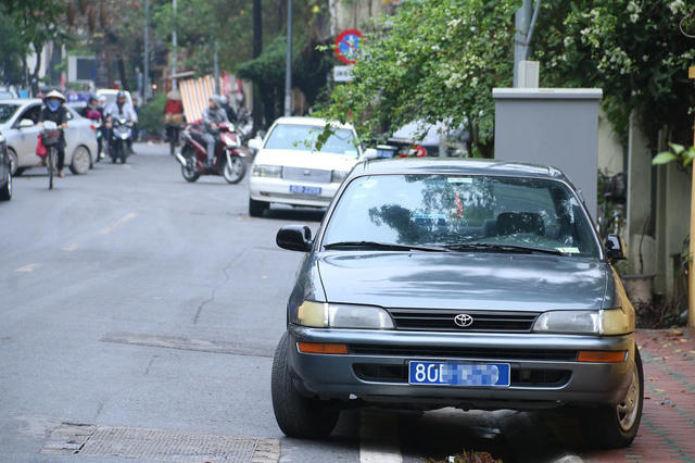 Quanh tuyến phố Nguyễn Gia Thiều có một số cơ quan nhà nước, một số xe biển xanh cũng không chấp hành quy định. Trong ảnh là hai chiếc xe biển xanh đỗ bên lề đường số nhà chẵn, trong khi đang là ngày lẻ (9/3).