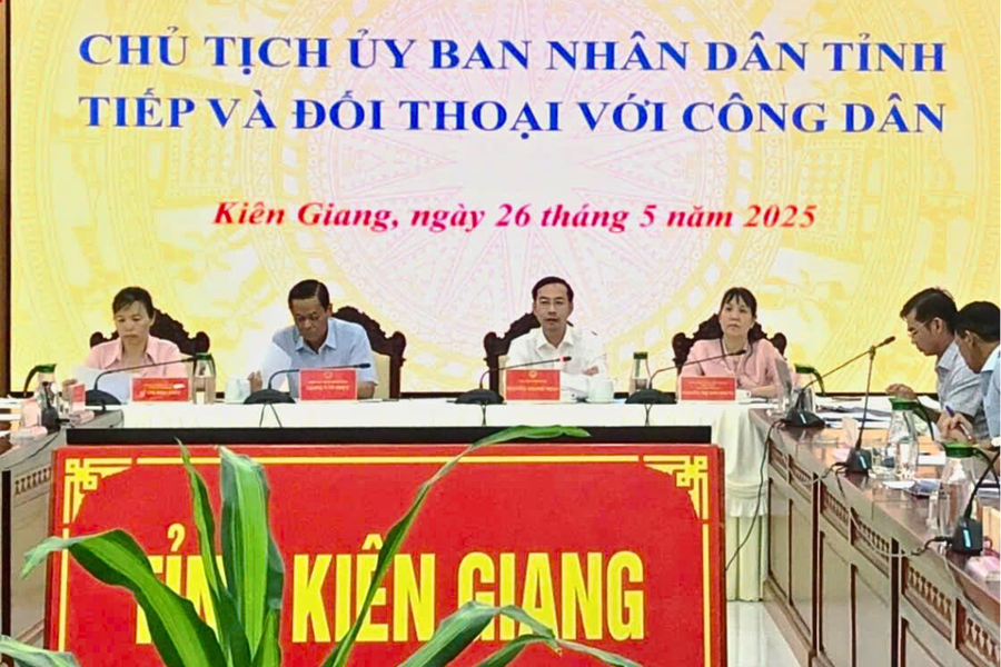 Quang cảnh buổi tiếp và đối thoại với công dân