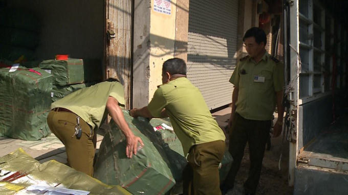 Lô hàng bánh trung thu khủng không rõ nguồn gốc bị lực lượng chức năng thu giữ.