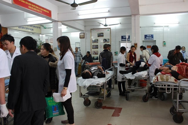Bệnh viện quá tải Tết, bệnh nhân nằm hành lang chờ cấp cứu