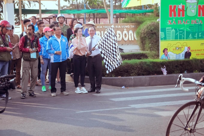 Lý Nhã Kỳ rạng ngời làm nhiệm vụ phất cờ khai màn chặng đua cuối cùng giải đua xe đạp quốc tế Bình Dương mở rộng tranh cúp Biwase 2016.