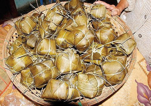 Bánh nếp đắng chỉ nấu khi tiệc tùng hoặc khách đặt, biếu tặng, do lượng nếp trồng được không nhiều, giá lại đắt đỏ Ảnh: Thanh Trần.