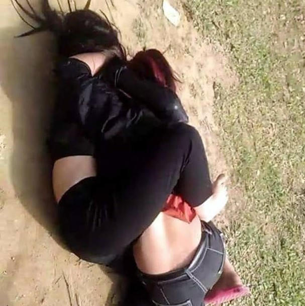 Hình ảnh hai cô gái vật lộn, đánh nhau ngay bên đường (ảnh cắt từ clip).