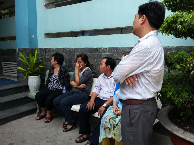 Lãnh đạo UBND phường Bình Chiểu có mặt động viên gia đình các nạn nhân.