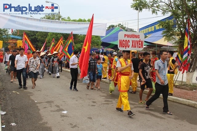 Các phường trong quận Đồ Sơn thực hiện phần rước lễ vật và "ông trâu".              Lực lượng bảo vệ dày đặc bảo đảm an ninh, an toàn cho vòng chung kết chọi trâu Đồ Sơn.