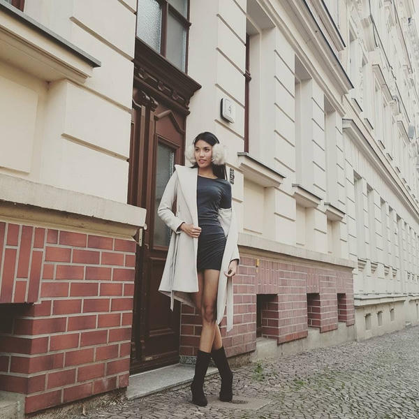 Với chiếc váy bó sát và áo khoác măng tô, trông Lan Khuê thật quyến rũ. Ảnh: internet.