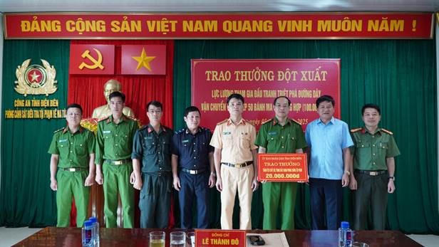 Chủ tịch UBND tỉnh Điện Biên Lê Thành Đô thưởng nóng cho các lực lượng phá chuyên án ma túy với quy mô lớn, xuyên quốc gia. (Ảnh: CACC)