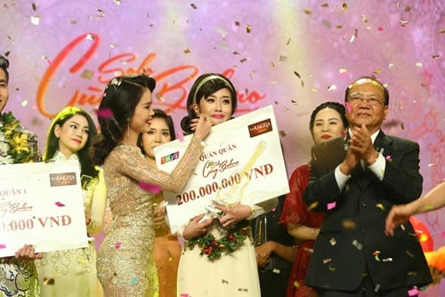 Quán quân Lâm Ngọc Hoa chia sẻ với Thu Hằng niềm vui chiến thắng.