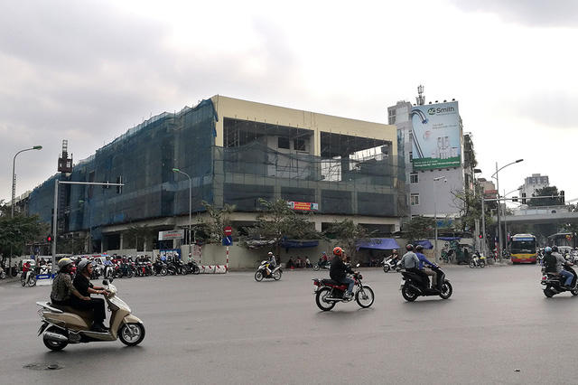 Ga Cát Linh: Nằm ở khu vực trung tâm của thủ đô Hà Nội, là một trong hai đầu tuyến của đường sắt trên cao đầu tiên ở Việt Nam.