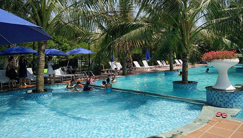 Bể bơi trái phép trong khu nghỉ dưỡng Eureka Linh Trường. Ảnh: Lam Sơn.