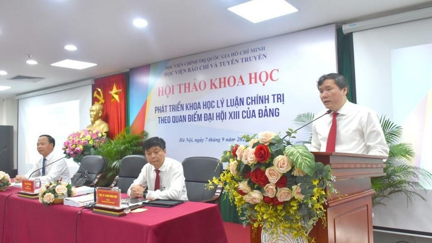 GS,TS. Lê Văn Lợi, Phó Giám đốc Học viện Chính trị quốc gia Hồ Chí Minh phát biểu khai mạc Hội thảo.