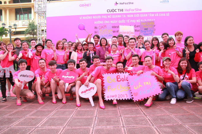 Bố con Ho&agrave;ng B&aacute;ch diện gi&agrave;y cao g&oacute;t nhảy flashmob đấu tranh b&igrave;nh đẳng giới