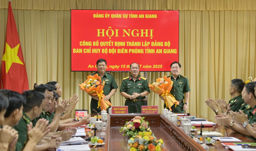 Đại tá Nguyễn Văn Ngành tặng hoa chúc mừng