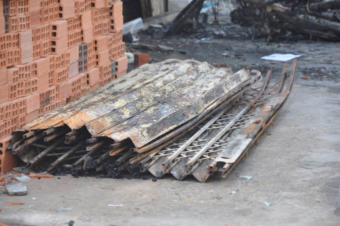 Những vật dụng c&ograve;n s&oacute;t lại sau vụ ch&aacute;y nghi&ecirc;m trọng.