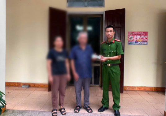 Chị A cảm ơn Công an xã Nguyên Khê đã nhiệt tình giúp đỡ. Ảnh: CQCA