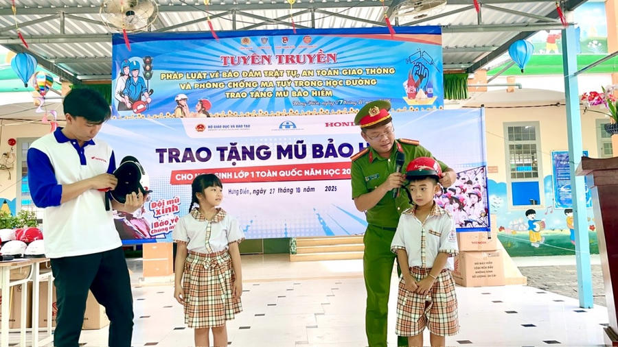Hơn 580 cán bộ, giáo viên và học sinh Trường Tiểu học Hưng Điền B xã Hưng Điền, Tây Ninh tham gia buổi tuyên truyền.