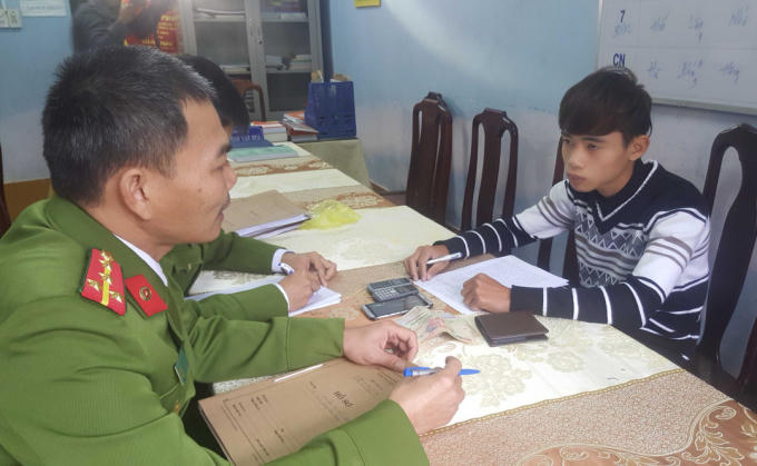 Hiếu tại cơ quan Công an.