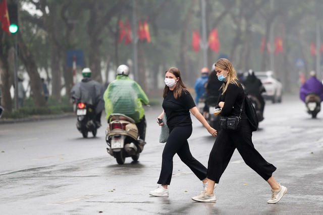 Một số du khách đeo khẩu trang như một thói quen, chứ chưa biết quy định về việc mang khẩu trang nơi công cộng.