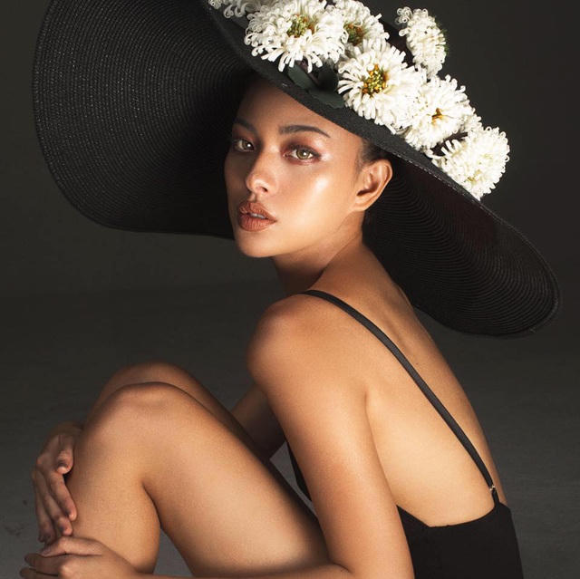 Ngay sau khi MV được ra mắt vào tháng 4/2017, cái tên Tú Hảo lập tức để lại ấn tượng mạnh bởi ngoại hình xinh đẹp, nổi bật cùng khả năng diễn xuất được đánh giá khá tốt.