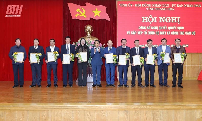 Bí thư tỉnh Thanh hóa trao quyết định và tặng hoa chúc mừng các đồng chí vừa nhận nhiệm vụ mới.