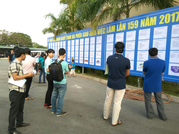 Người lao động ở Bình Dương xem thông tin tại Phiên giao dịch việc làm.
