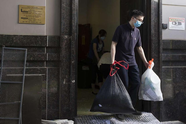 Nhiều tài liệu, giấy tờ đã được hủy trước khi các nhân viên ngoại giao Trung Quốc rời đi. (Ảnh: Houston Chronicle)