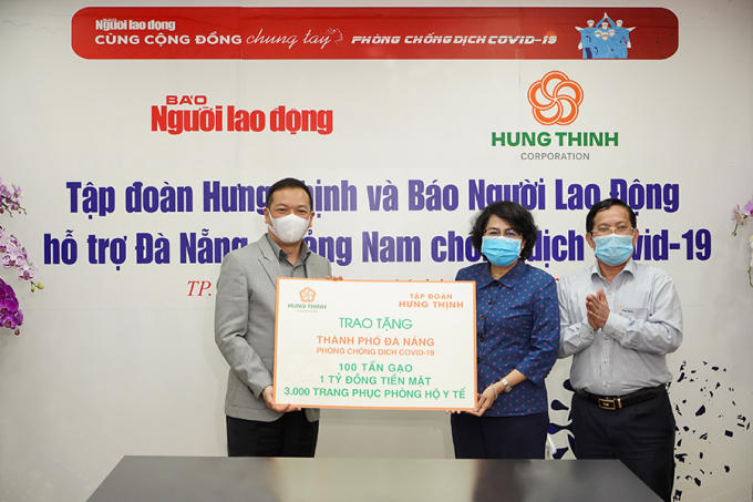 Phó Chủ tịch HĐQT kiêm Phó Tổng Giám đốc Tập đoàn Hưng Thịnh trao bảng tượng trưng cho bà Tô Thị Bích Châu - Chủ tịch Ủy ban MTTQ Việt Nam TP HCM nhằm hỗ trợ TP Đà Nẵng phòng, chống dịch Covid-19.