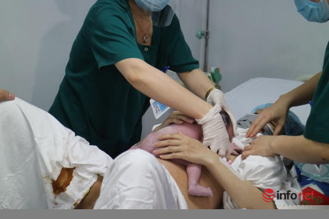 Ngay sau đó bé được thực hiện kề da mẹ