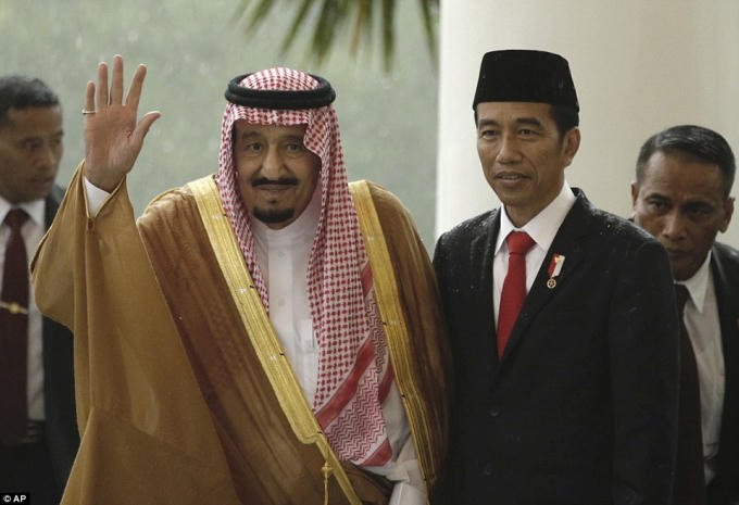 Để đảm bảo cho chuyến thăm của nhà vua Saudi, nước chủ nhà đã điều động ít nhất 9.000 cảnh sát và binh sĩ.