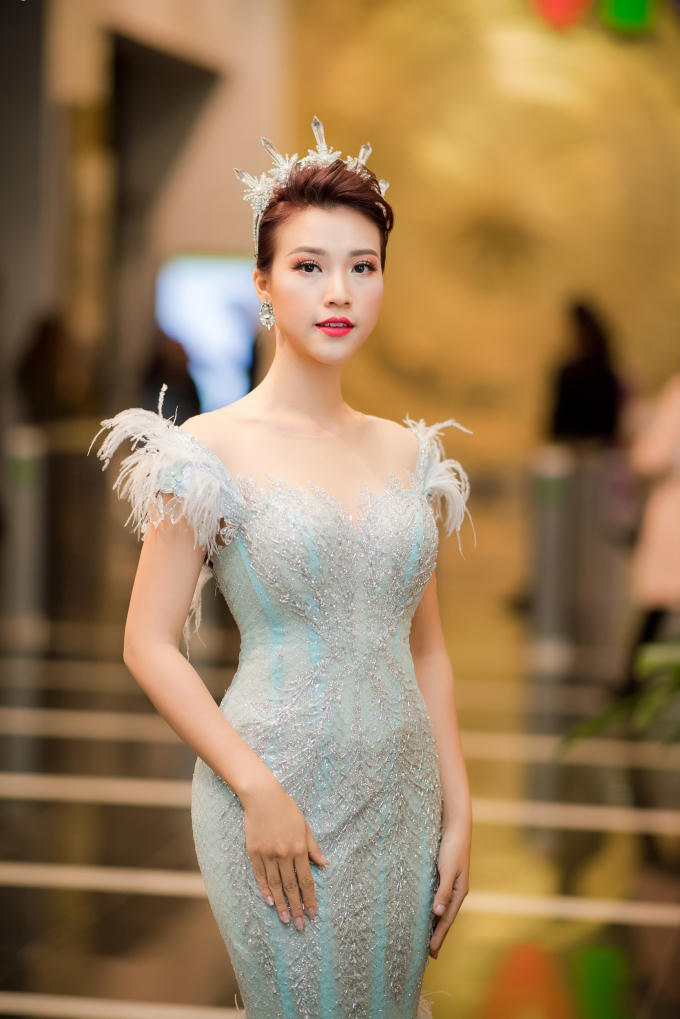 Tái hợp cùng MC Đức Bảo, MC – Á hậu Hoàng Oanh lộng lẫy chào đón năm mới