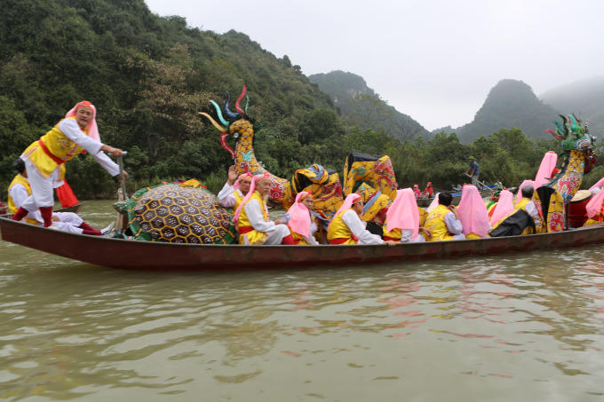 Ngày đầu khai hội Chùa Hương: Hàng vạn người nhích từng bước trong mưa xuân