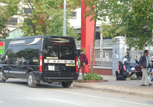 Xe Limousine đón khách trên nhiều phố Hà Nội. Ảnh: Xuân Hoa