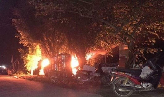 Chiếc xe ô tô bị người dân đập phá và châm lửa đốt.