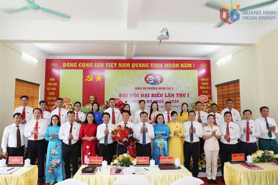 Lãnh đạo tỉnh Quảng Ninh tặng hoa chúc mừng Ban Chấp hành Đảng bộ phường Móng Cái 3, nhiệm kỳ 2025-2030. (Ảnh: Đỗ Phương).