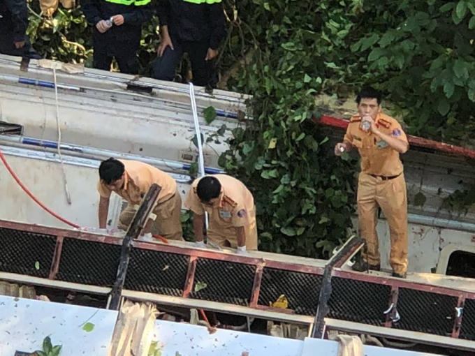 Các chiến sỹ Cảnh sát giao thông phối hợp với các lực lượng Công an, quân đội tìm kiếm và giải quyết vụ tai nạn.