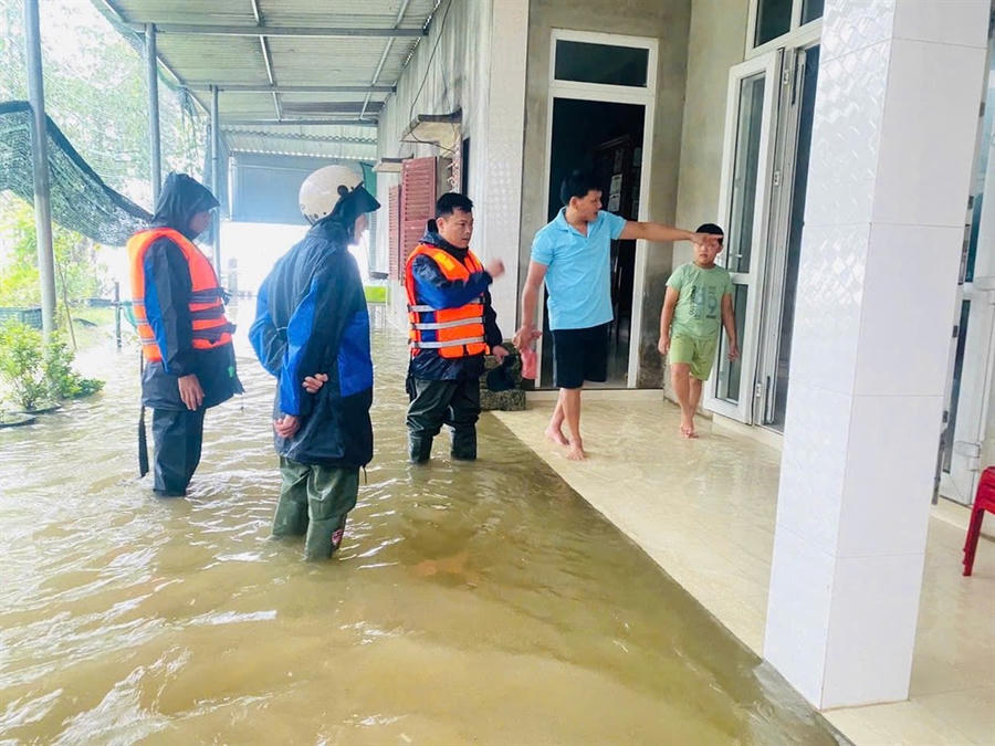 Lãnh đạo Ủy ban nhân dân phường Hương Thủy trực tiếp kiểm tra, chỉ đạo công tác phòng, chống mưa lũ trên địa bàn. (Ảnh: hue.gov.vn)