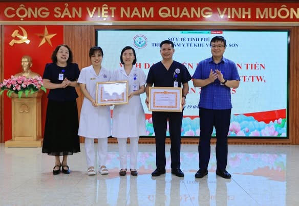 Bí thư Đảng uỷ, Giám đốc Trung tâm Y tế Khu vực Tân Sơn và bà Đỗ Thị Thu Hiền, Phó Bí thư Đảng uỷ, Phó Giám đốc Trung tâm trao giấy khen vinh danh cho các Chi bộ điển hình tiên tiến thực hiện Chỉ thị số 05 - CT/TW.