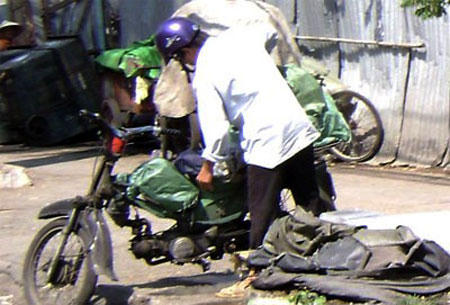 Nhiều người d&acirc;n ngh&egrave;o, lao động thu nhập thấp đang sử dụng xe m&aacute;y cũ để mưu sinh (ảnh minh hoạ)