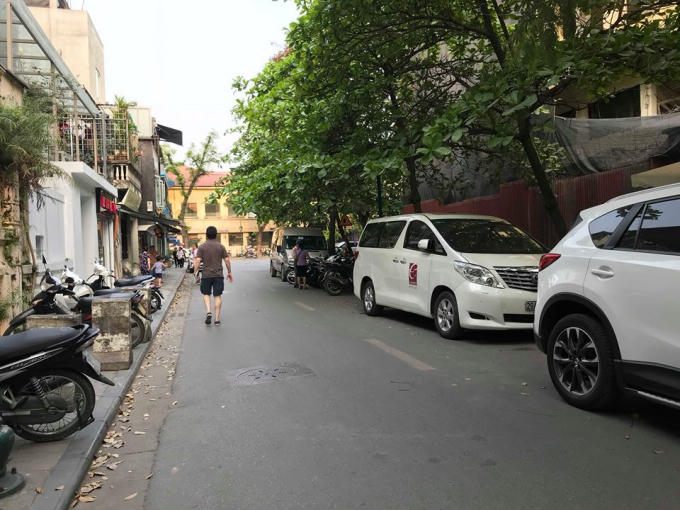 Ô tô để ngập tràn phố Lý Đạo Thành. Nghiêm trọng hơn, tuyến phố này nằm ngay sau trụ sở Công an Phường Tràng Tiền.